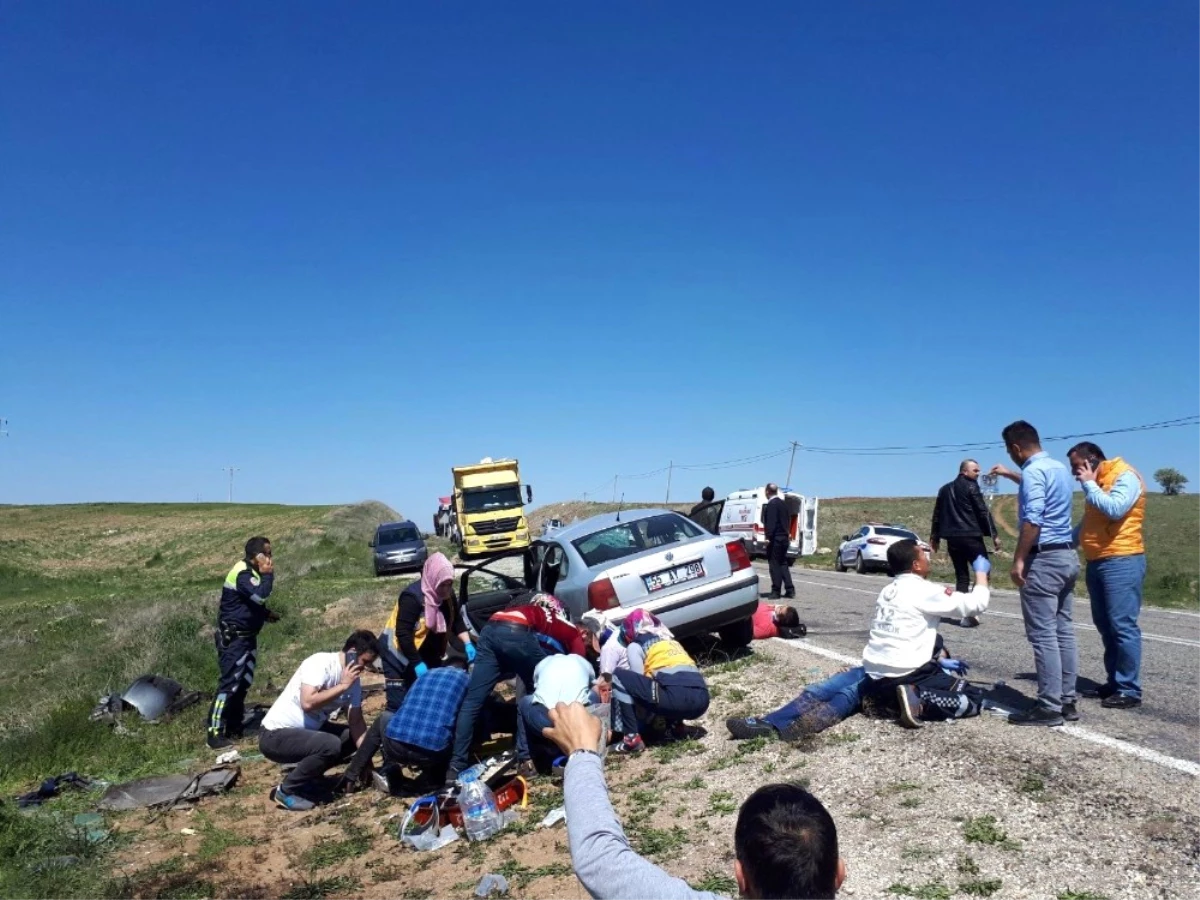 Kırşehir\'e Düğün Yolunda Kaza: 10 Yaralı