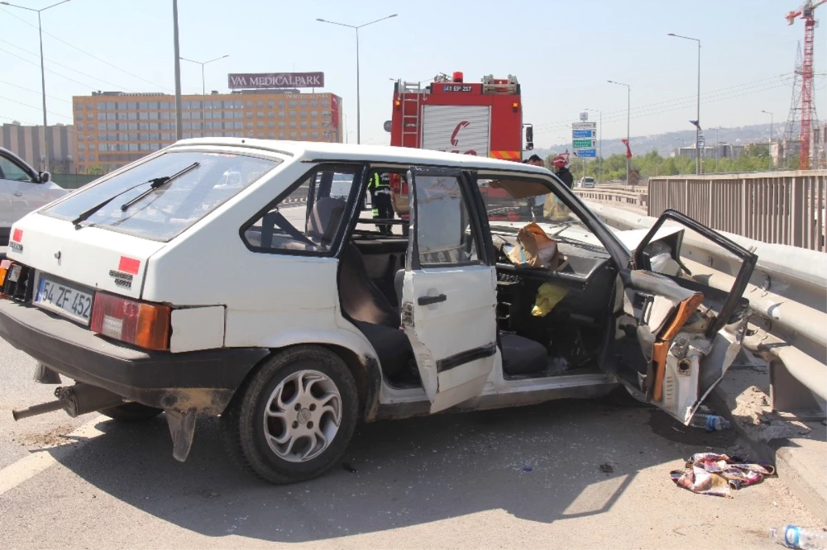 Kocaeli\'de İki Otomobil Çarpıştı: 3 Yaralı