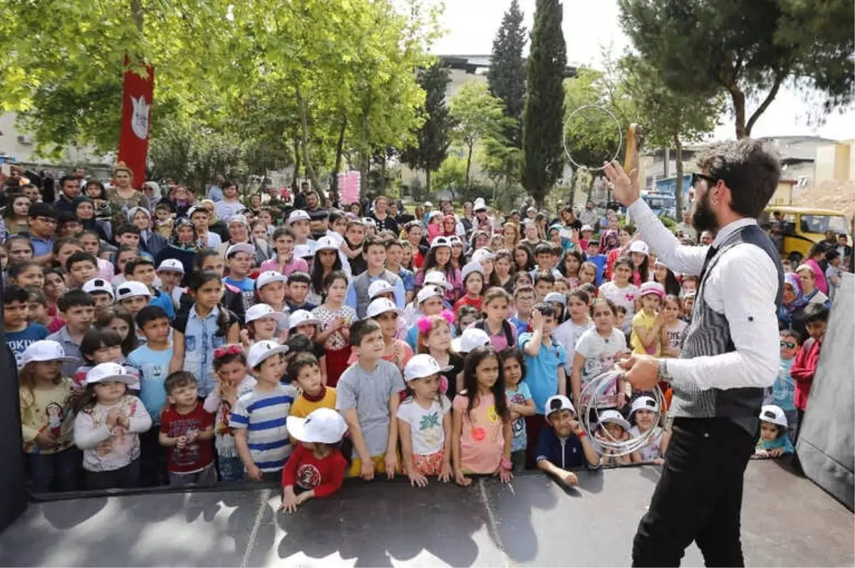 Konak\'ın Dört Bir Yanında 23 Nisan Coşkusu