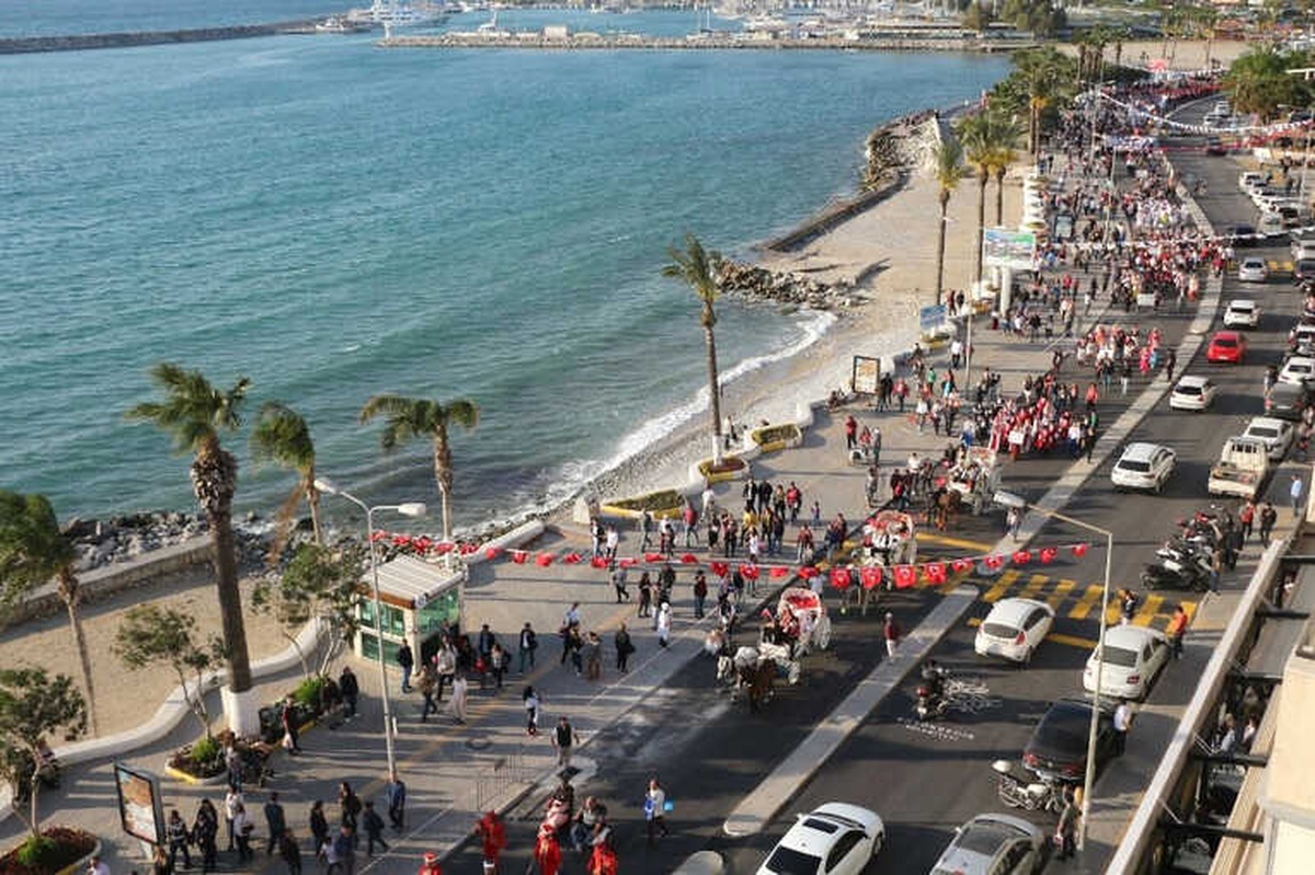 Kuşadası\'nda Renkli Turizm Haftası Korteji