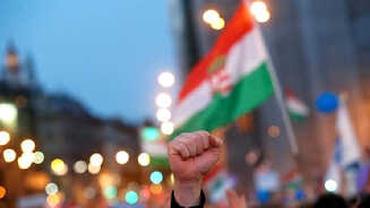 Macaristan\'da Seçim Protestoları Sürüyor