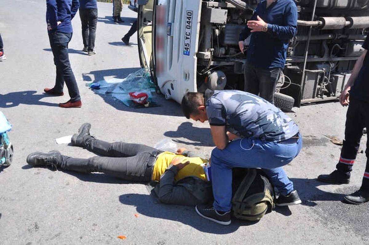 Manisa\'da Askerleri Taşıyan Midibüs Tırla Çarpıştı: 25 Asker Yaralı