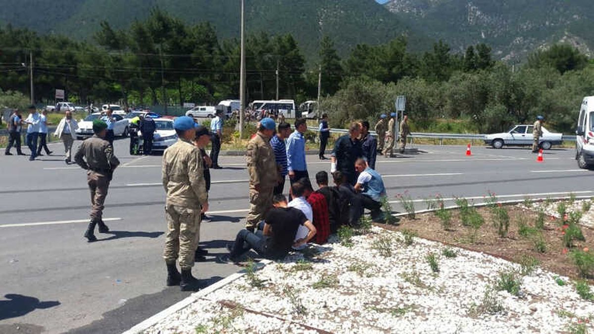 Manisa\'nın Kırkağaç İlçesinde Askerleri Taşıyan Midibüs ile Tırın Çarpışması Sonucu İlk...