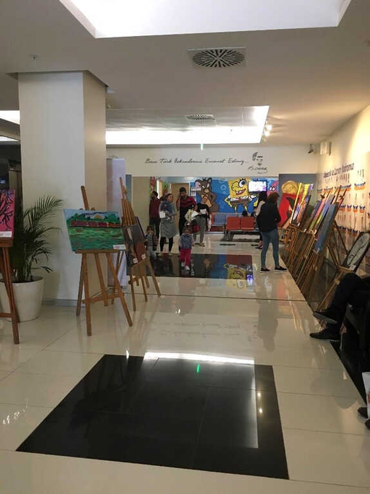 Minik Öğrenciler Hastanede Sergi Açtı