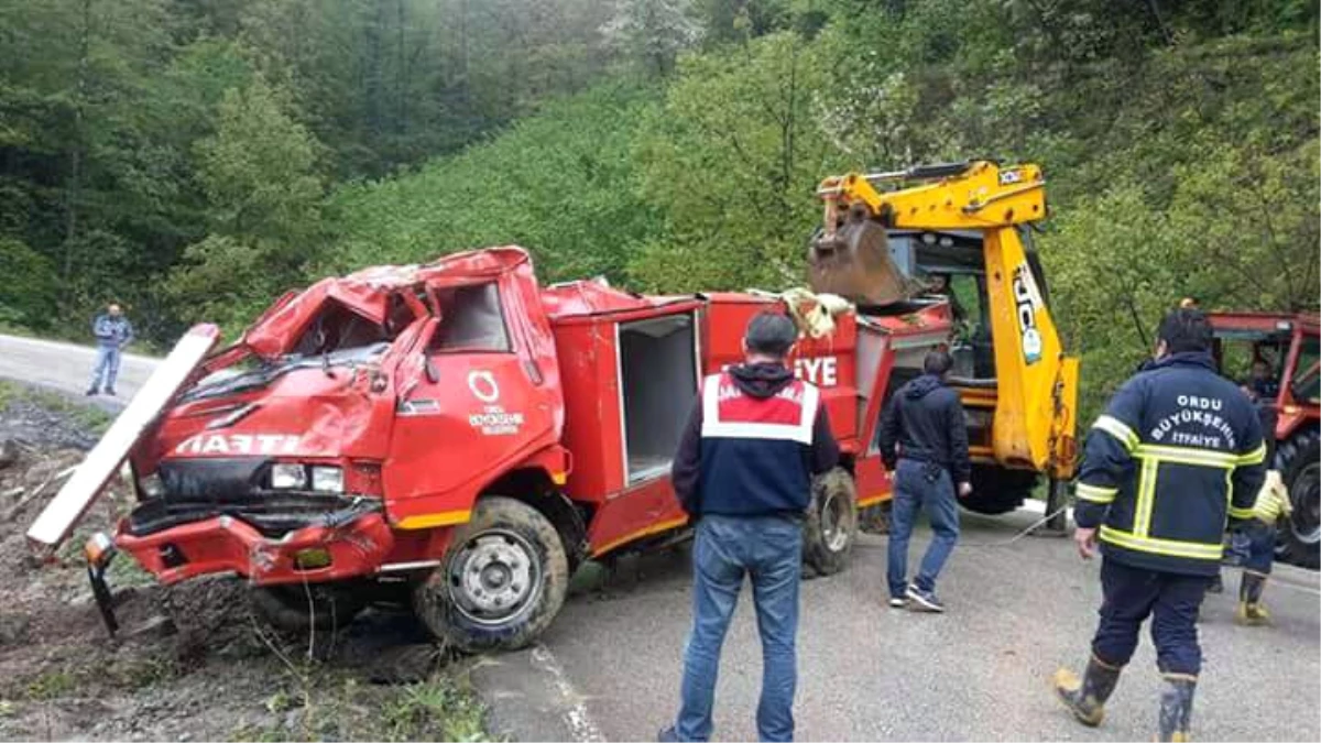 Ordu\'da İtfaiye Aracı Uçuruma Yuvarlandı: 2 Yaralı