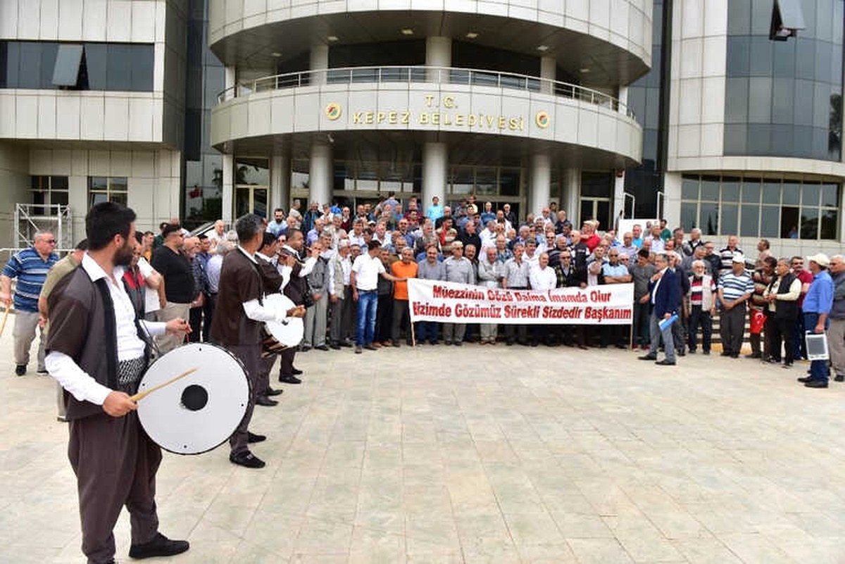 Sanayi Esnfından Tütüncü\'ye Davullu Zurnalı Teşekkür