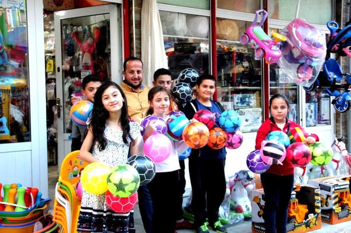 Sarıgöllü Oyuncakçı Çocuklara 2 Bin Top Hediye Etti