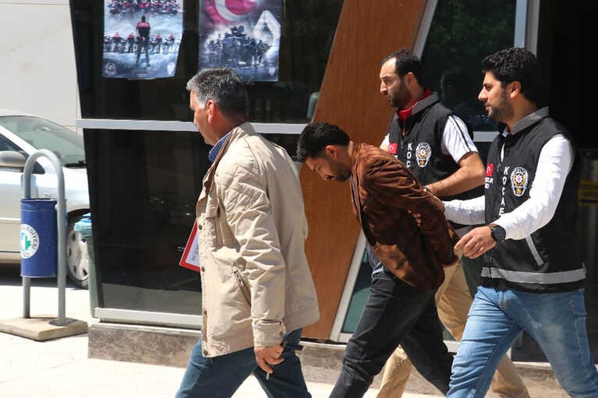 Tornavida ile Girdikleri Evlerden 27 Bin TL\'lik Altın Çalan 3 Hırsız Yakalandı
