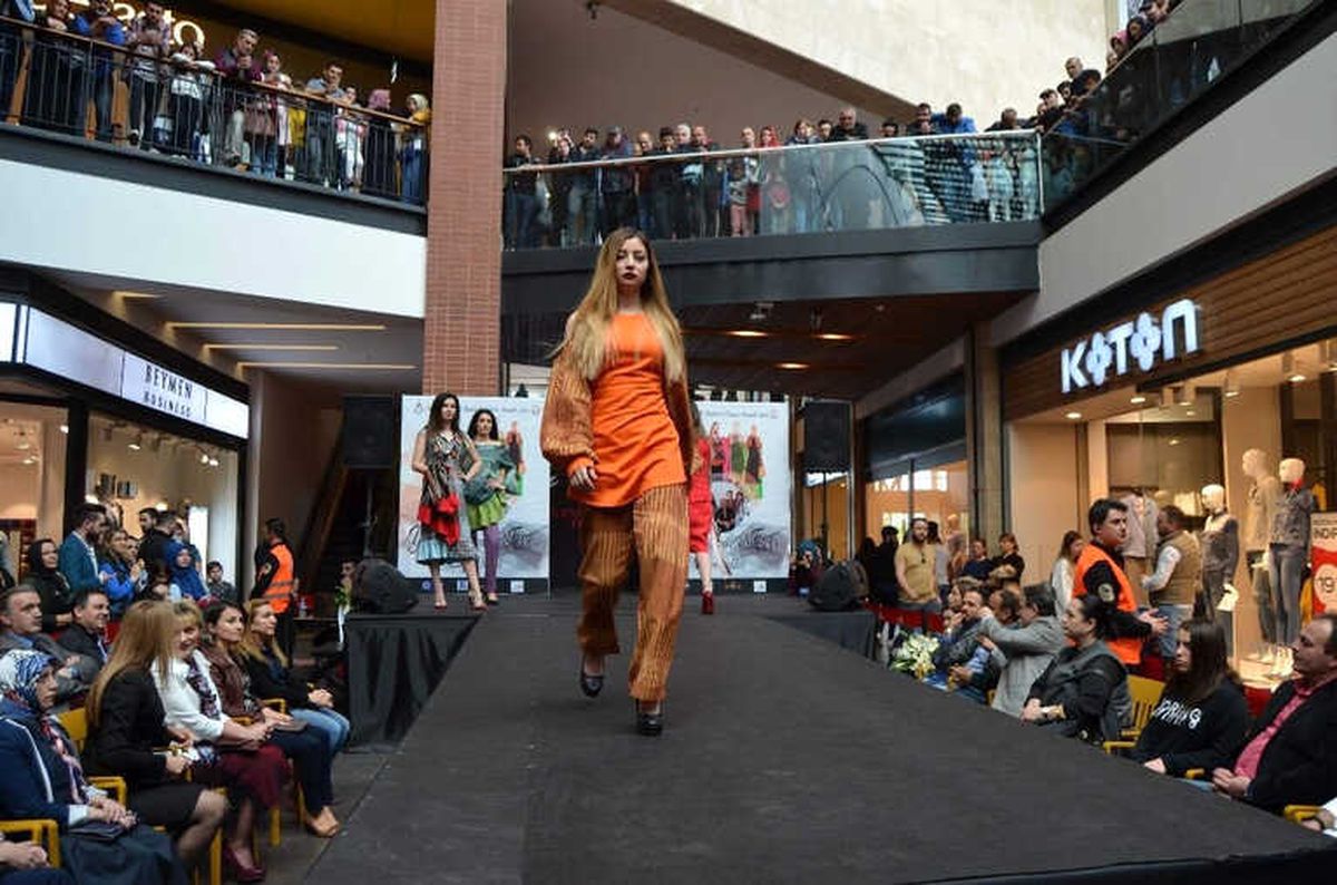 Trabzon\'da "Yedi Bölge Moda İçin El Ele" Defilesi