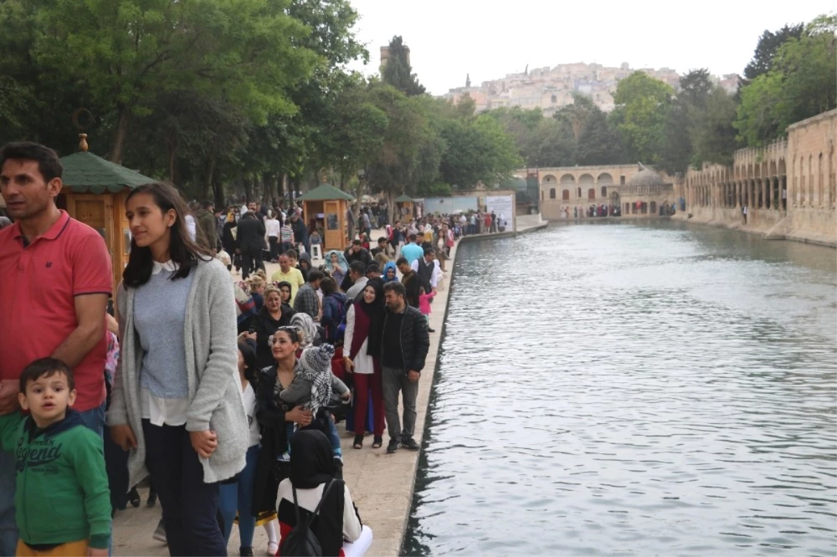 Turizm Haftası\'nda Balıklıgöl ve Tarihi Mekanlar Ziyaretçi Akınına Uğradı