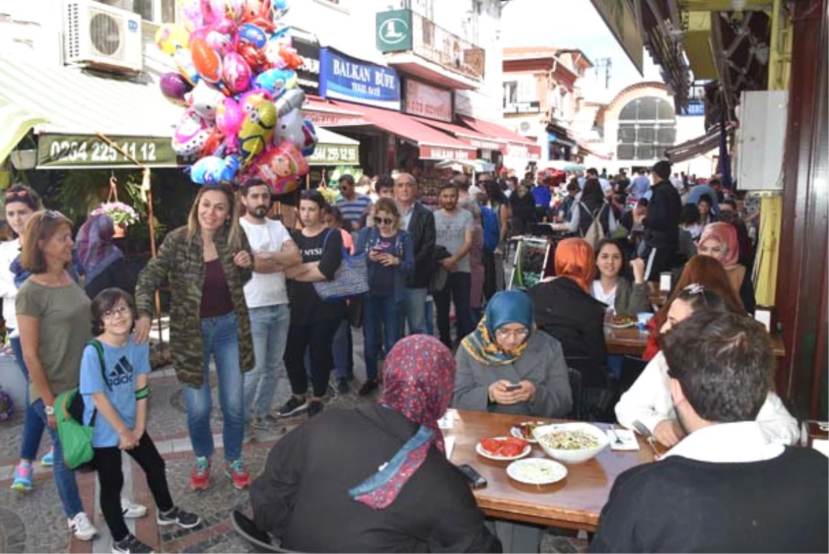 Edirne Turistlerin Akınına Uğradı, Ciğercilerin Önünde Kuyruk Oluştu