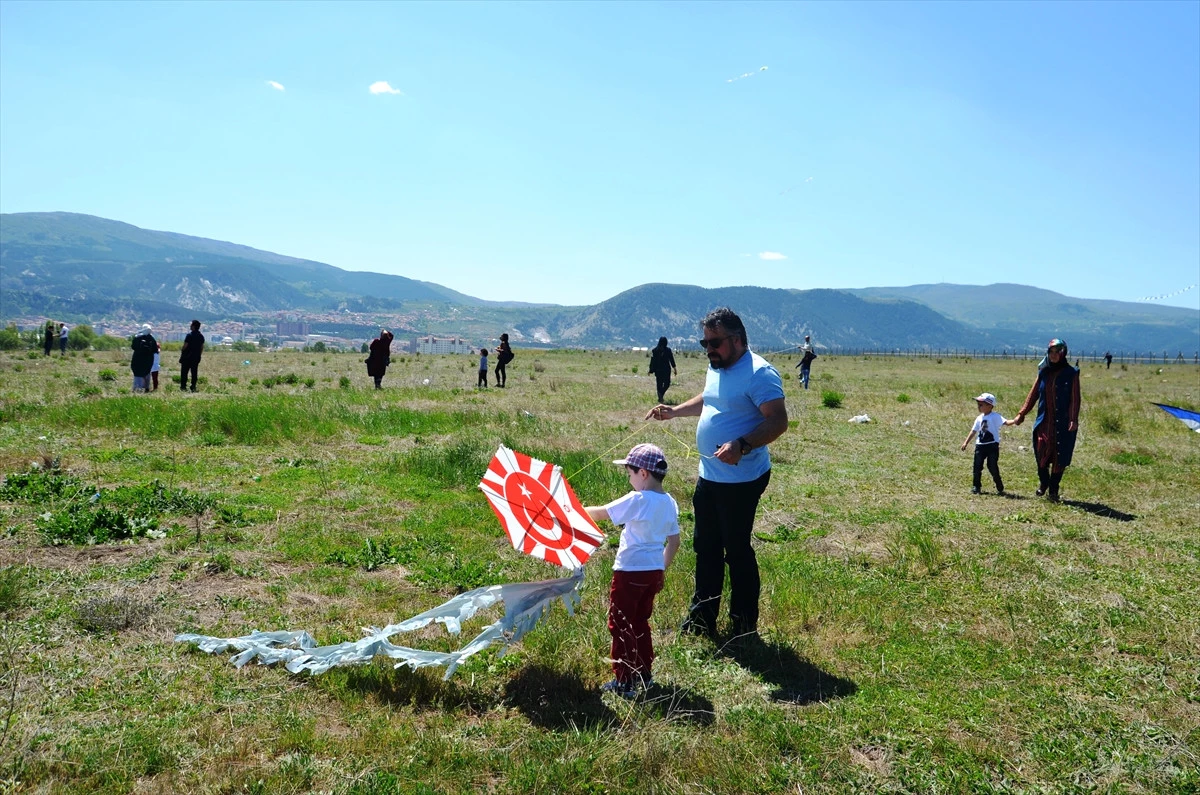 23 Nisan\'ı Uçurtma Uçurarak Kutladılar