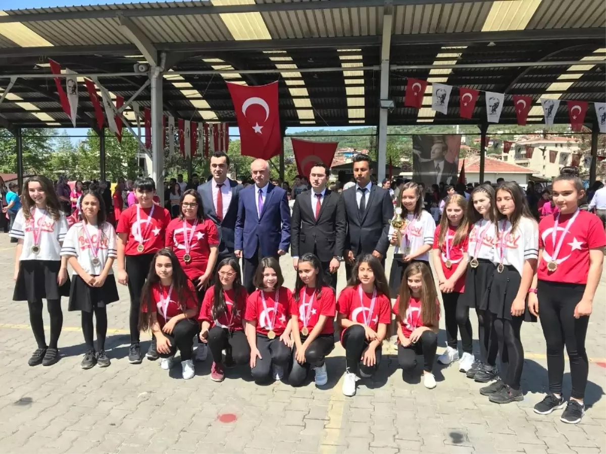 23 Nisan Ulusal Egemenlik ve Çocuk Bayramı Gökçebey\'de Coşkuyla Kutlandı