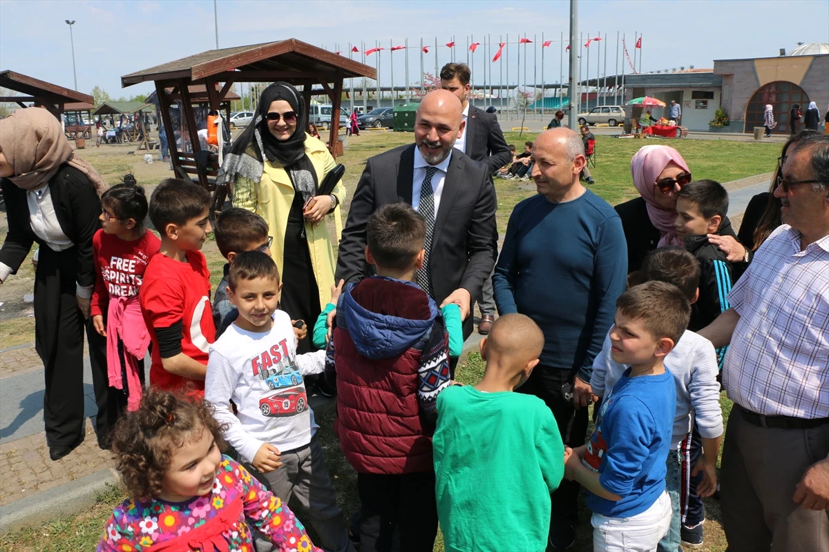 AK Parti İl Başkanı Karaduman, Çocukları Sevindirdi
