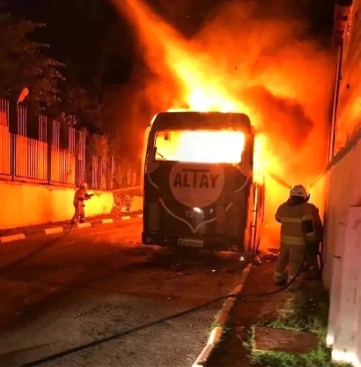 Altay Spor Kulübünün Takım Otobüsü Alev Alev Yandı