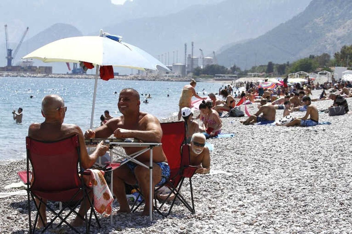 Antalya\'da Sahillerde 23 Nisan Yoğunluğu