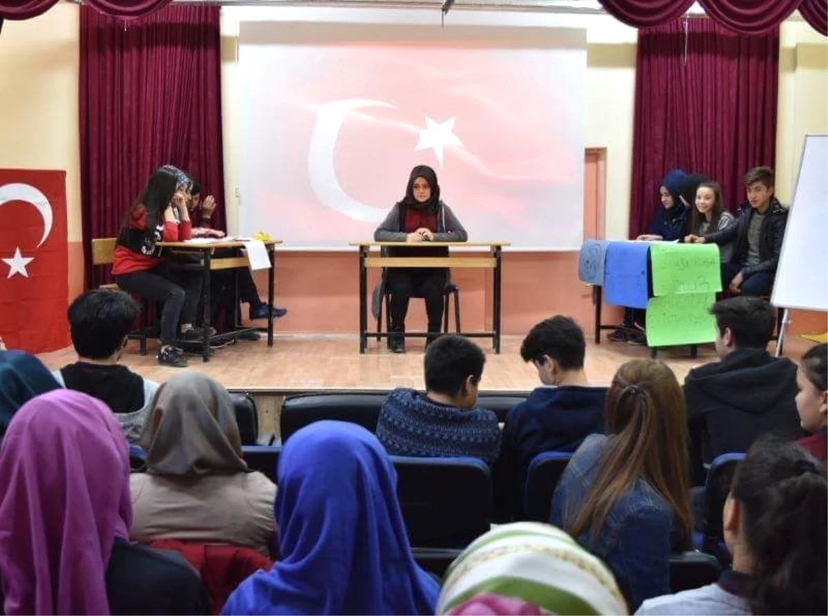 Aslanapa Anadolu Lisesi\'nde "Akıl mı Daha Önemlidir, Para Mı?" Konulu Münazara