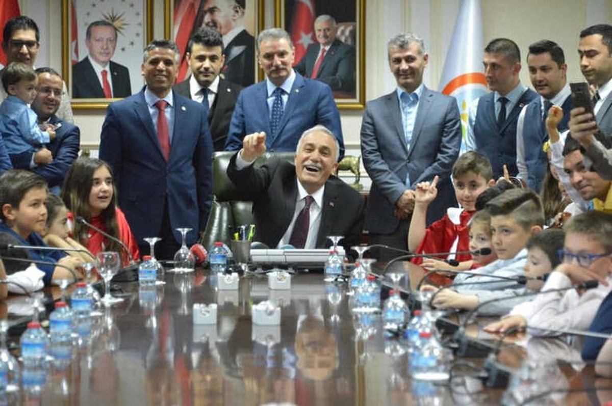 Bakan Fakıbaba Çocukları Kabul Etti