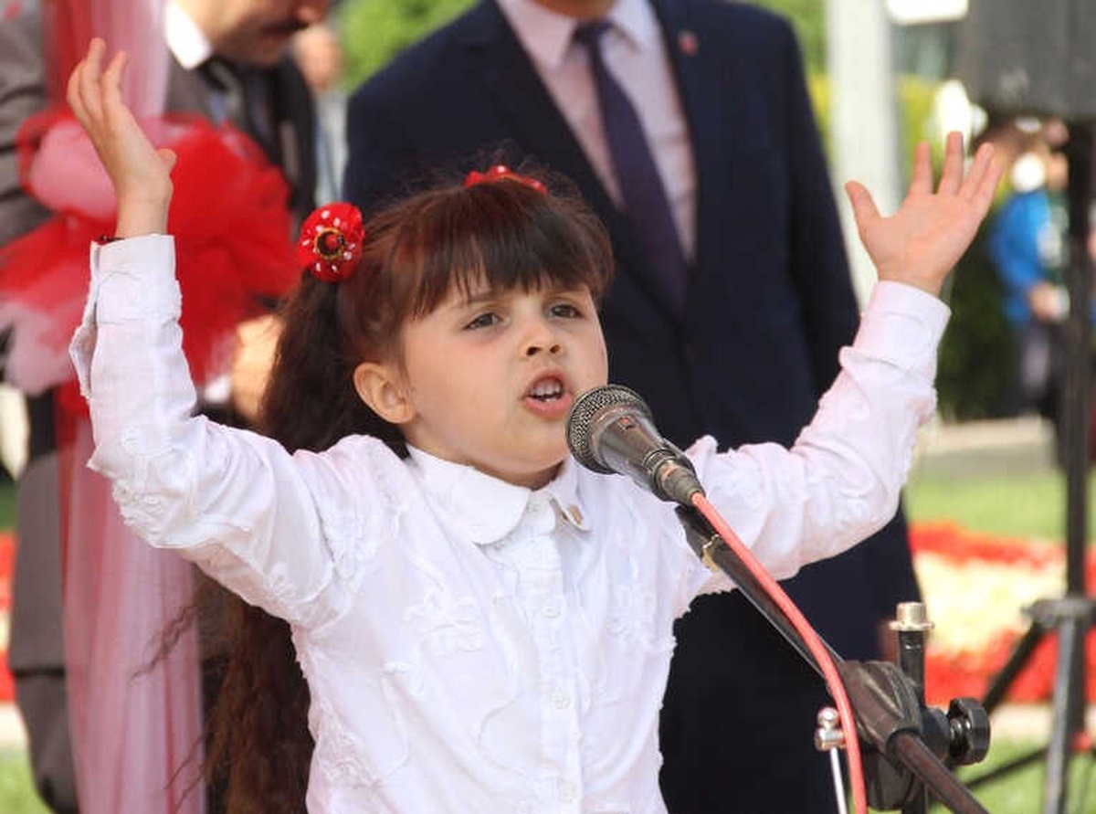 Bayrama Minik Yağmur\'un Şiiri Damga Vurdu