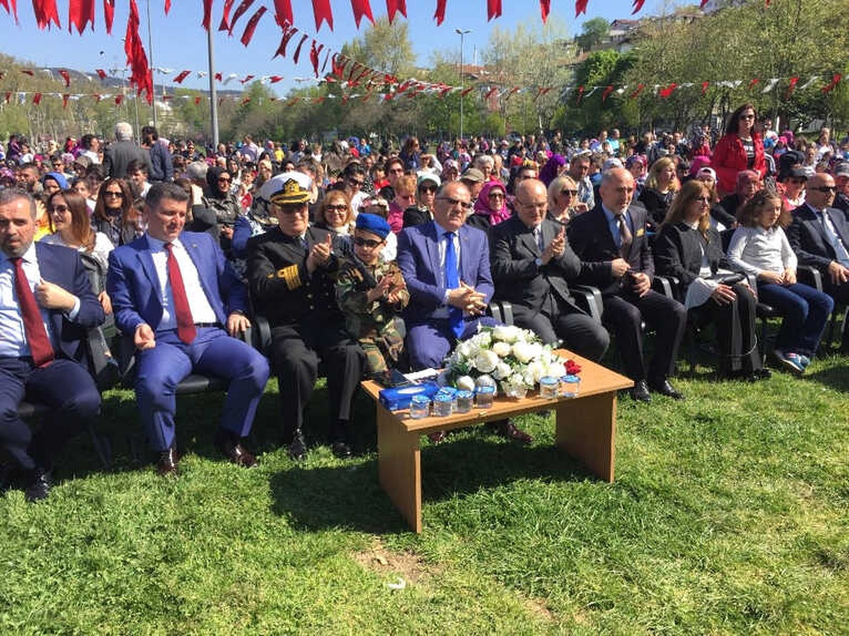 Beykoz\'da Yüzlerce Çocuğun Katıldığı 23 Nisan Etkinliği Renkli Görüntüler Oluşturdu