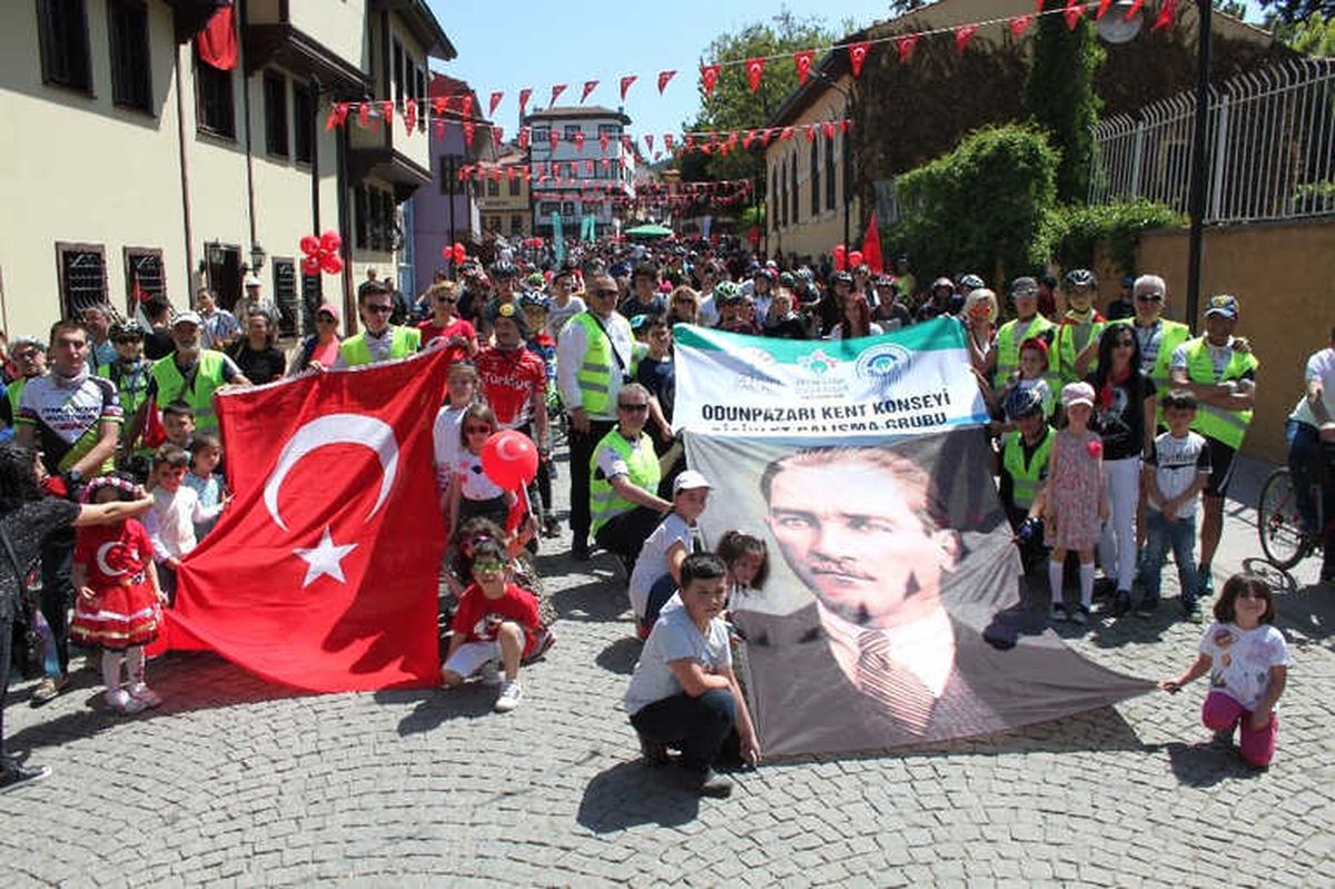 Bisikletlilerden 23 Nisan Turu