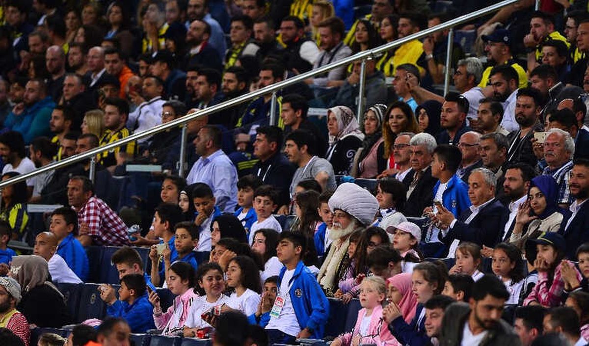 Çocuklar Tribünde Yerini Aldı