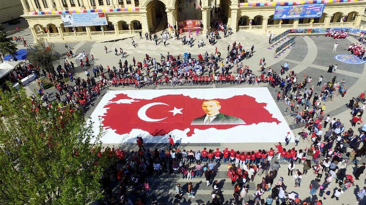 Çocuklardan 23 Nisan\'da Ay Yıldızlı Atatürk Puzzle\'ı