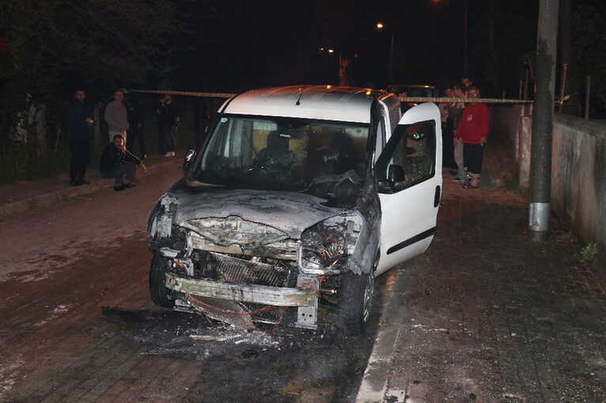Çöp Konteynerinde Başlayan Yangın Otomobili Kullanılmaz Hale Getirdi