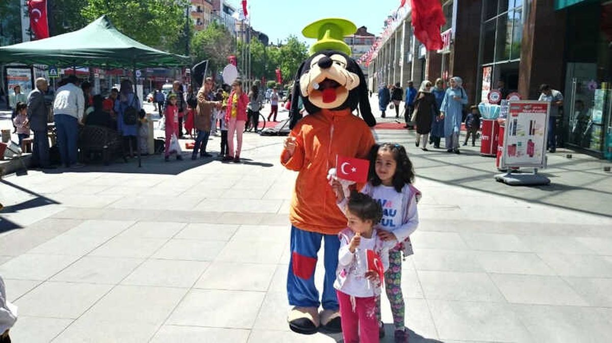 Doğa Cadde\'de 23 Nisan Coşkusu