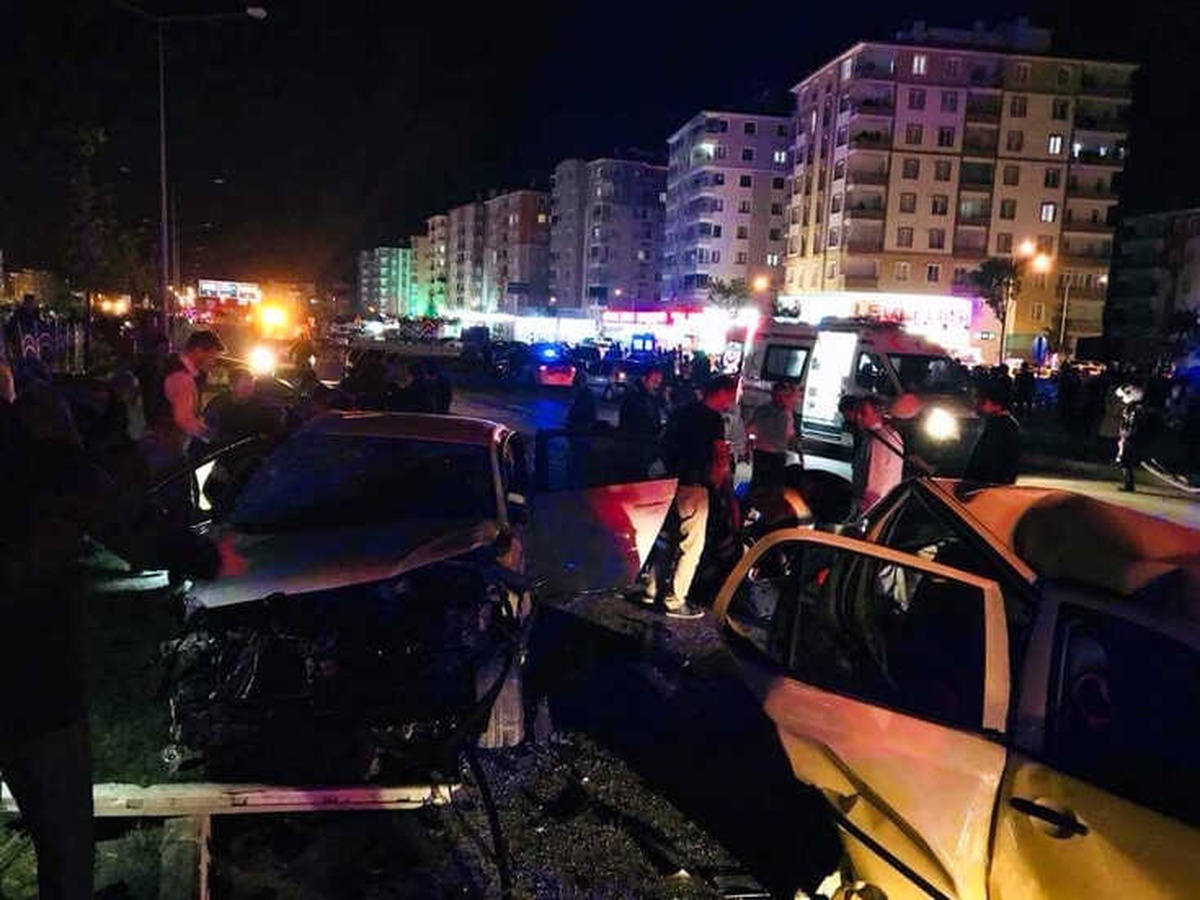 Düğün Konvoyunda Kaza: 22 Yaralı