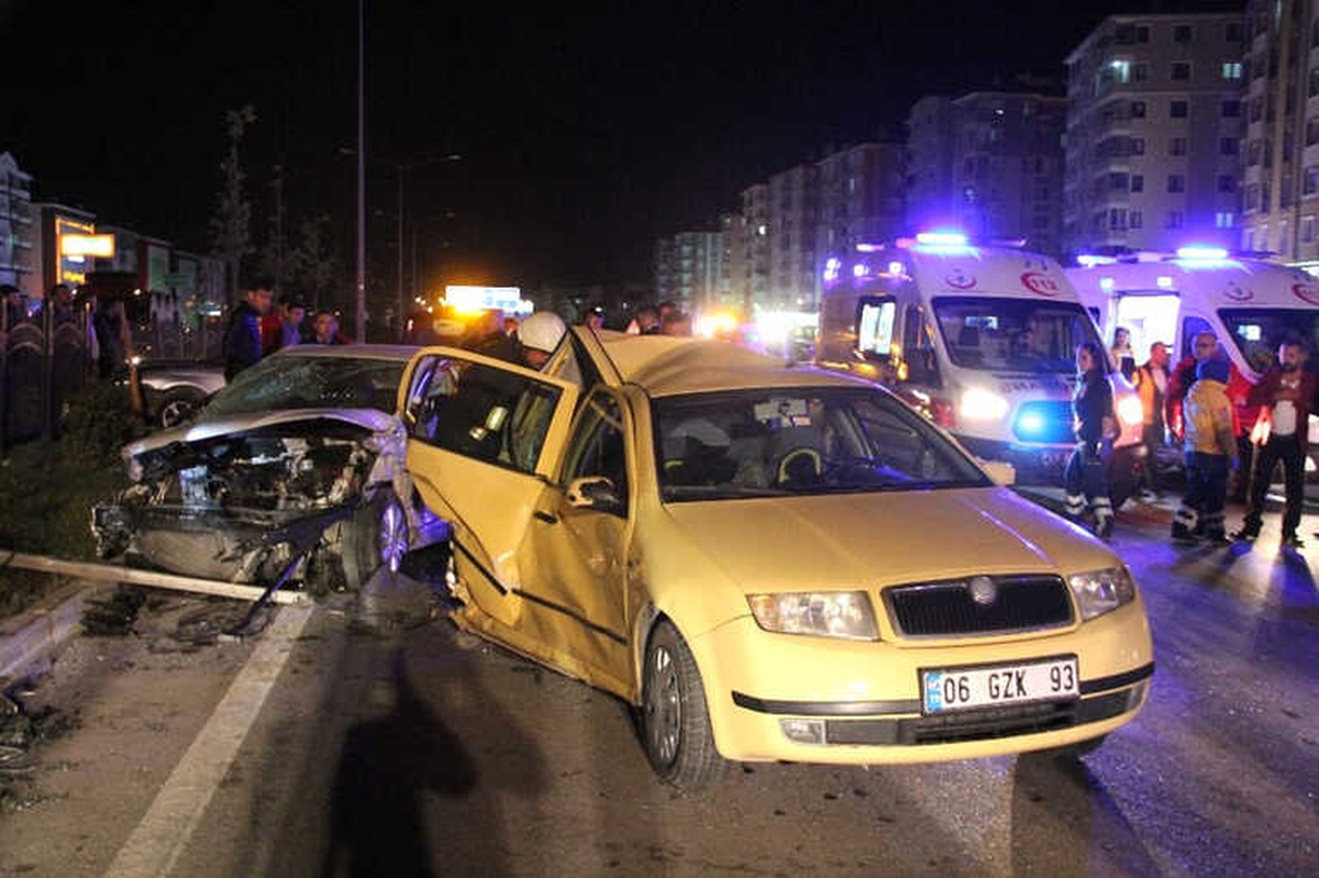 Düğün Konvoyunda Zincirleme Trafik Kazası: 22 Yaralı