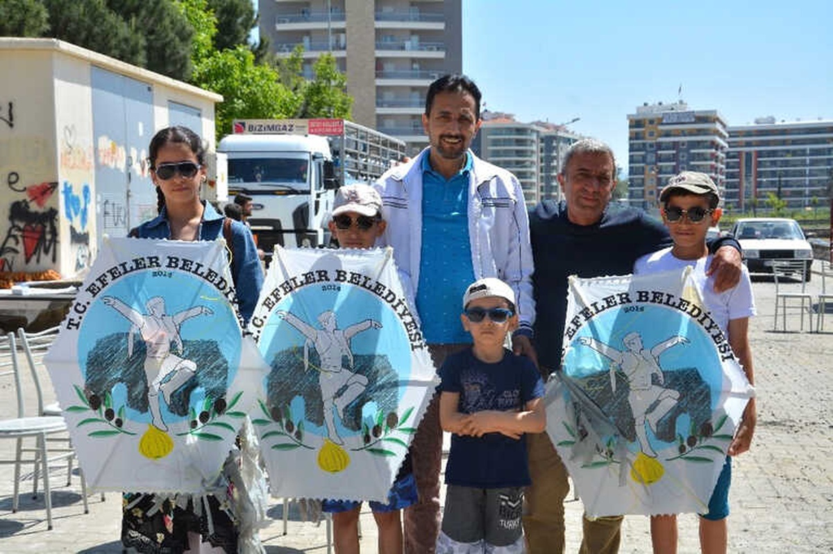 Efeler Belediyesi 23 Nisan\'da Gökyüzünü Süsledi