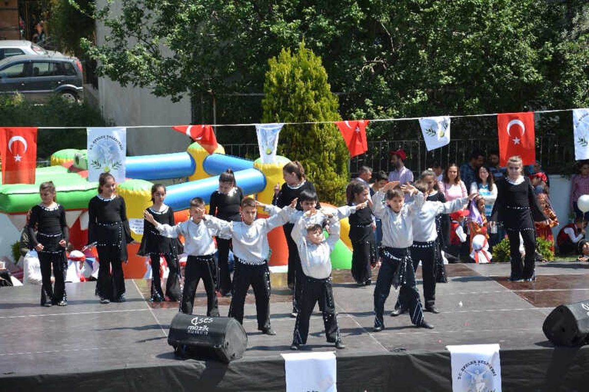 Efeler\'de 23 Nisan Coşkusu