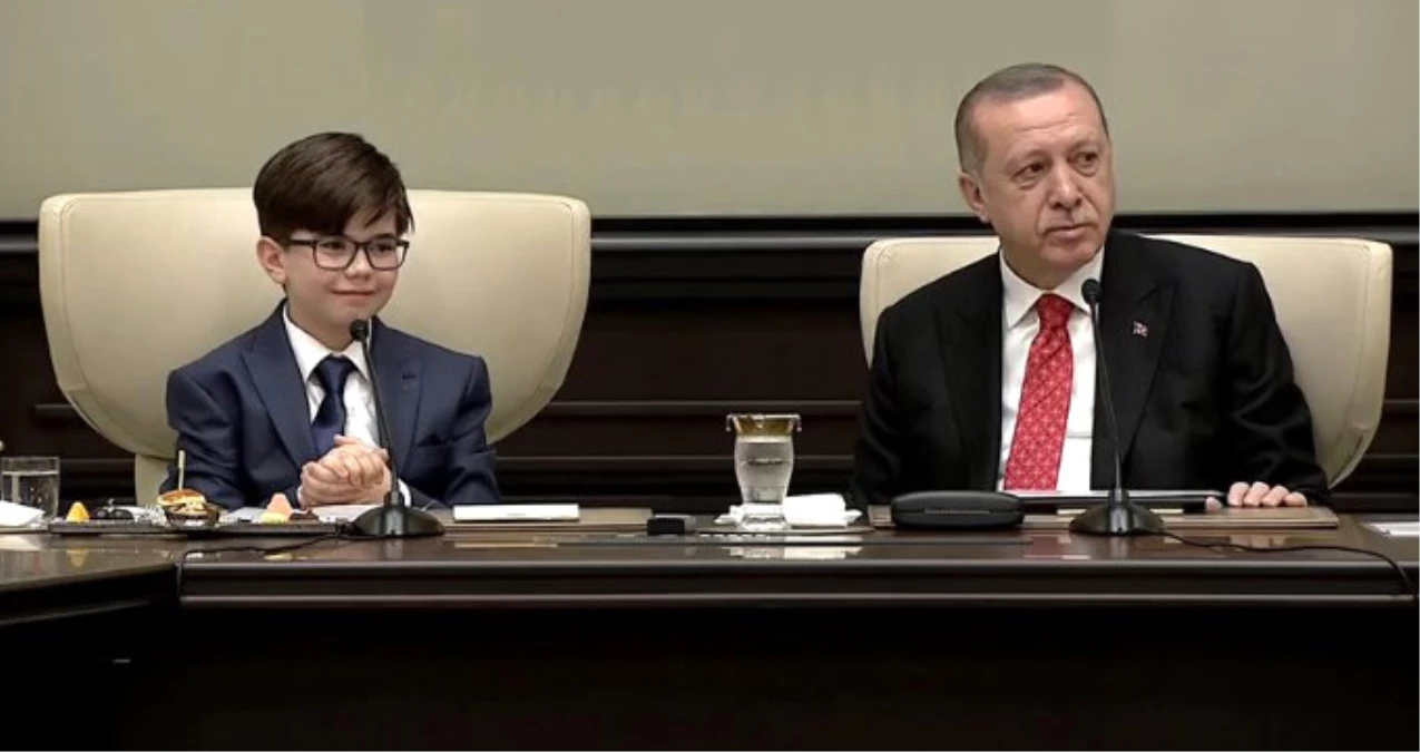 Erdoğan\'ın Koltuğuna Oturan Fatih\'ten "Başkan Seçilirseniz İlk İcraatınız Ne Olacak" Sorusuna Yanıt