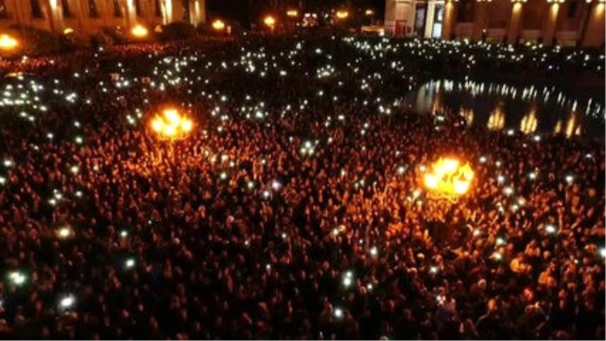 Ermenistan\'da Halk Meydanları Terk Etmiyor
