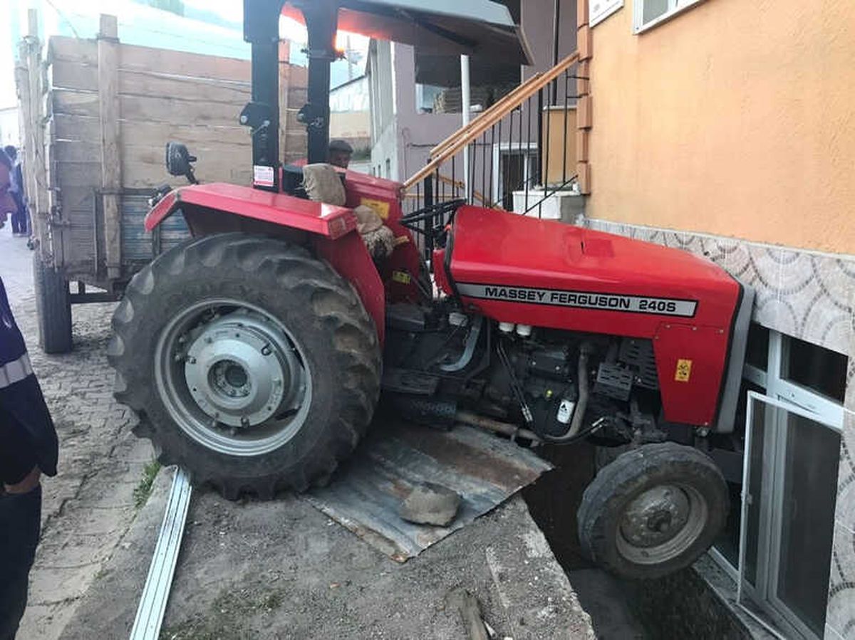 Freni Tutmayan Traktör Eve Daldı