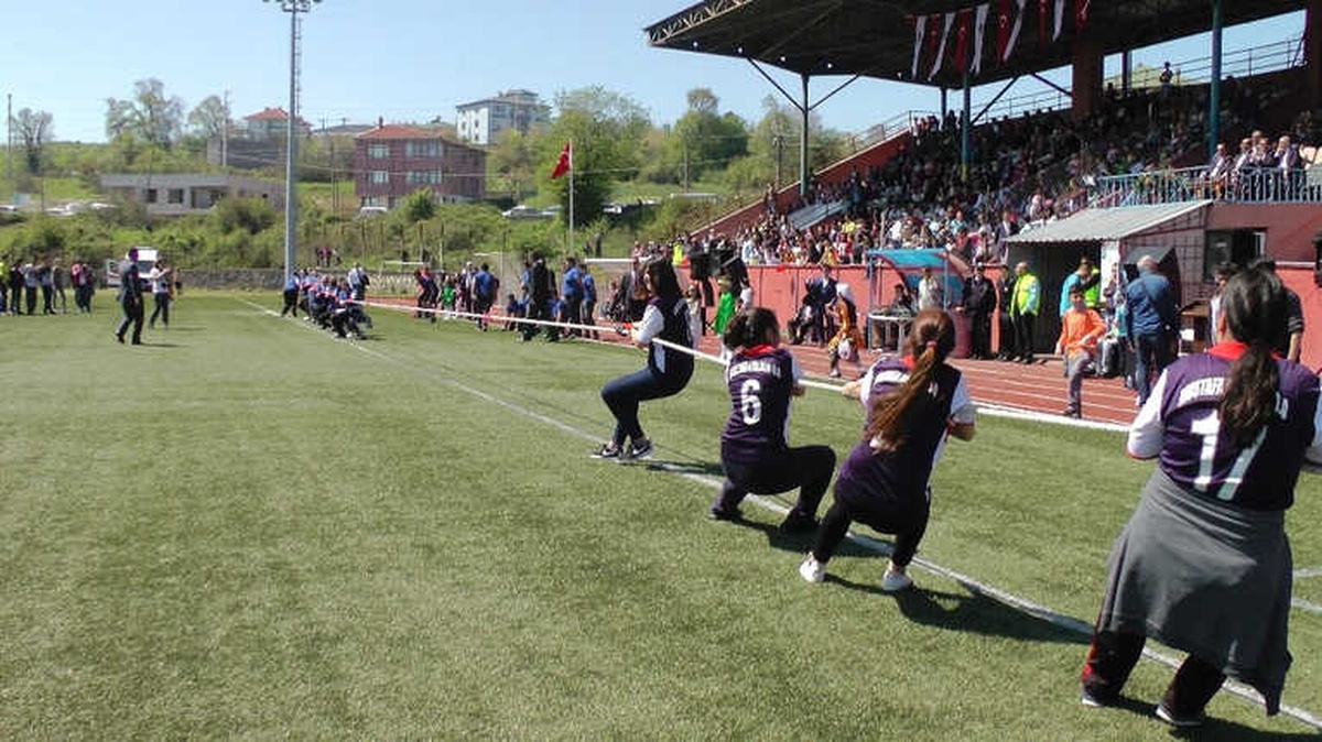 Halat Çekme Yarışında Öğrenci Yere Yığıldı
