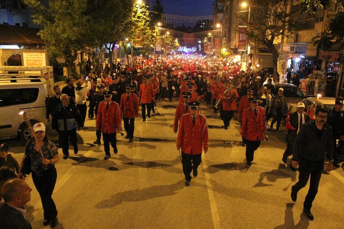 Hataylılar 23 Nisanı Fener Alayı ile Kutladı