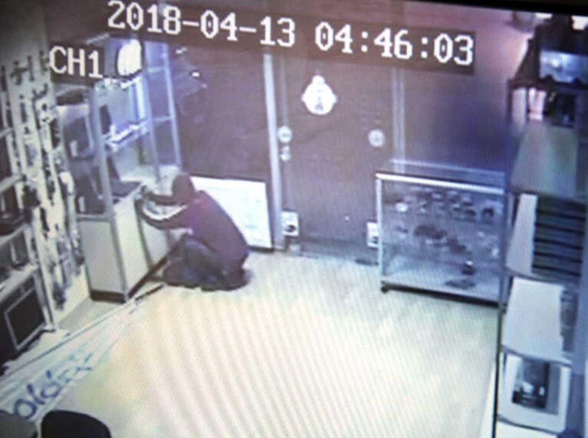 Hırsızlık Yaparken Fark Edilince Böyle Tepki Gösterdi