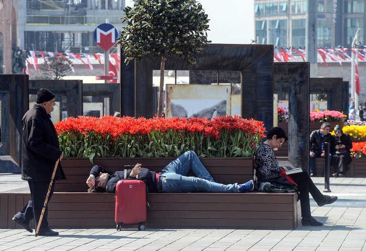 İstanbul\'da Nisan Ayında Denize Girdiler