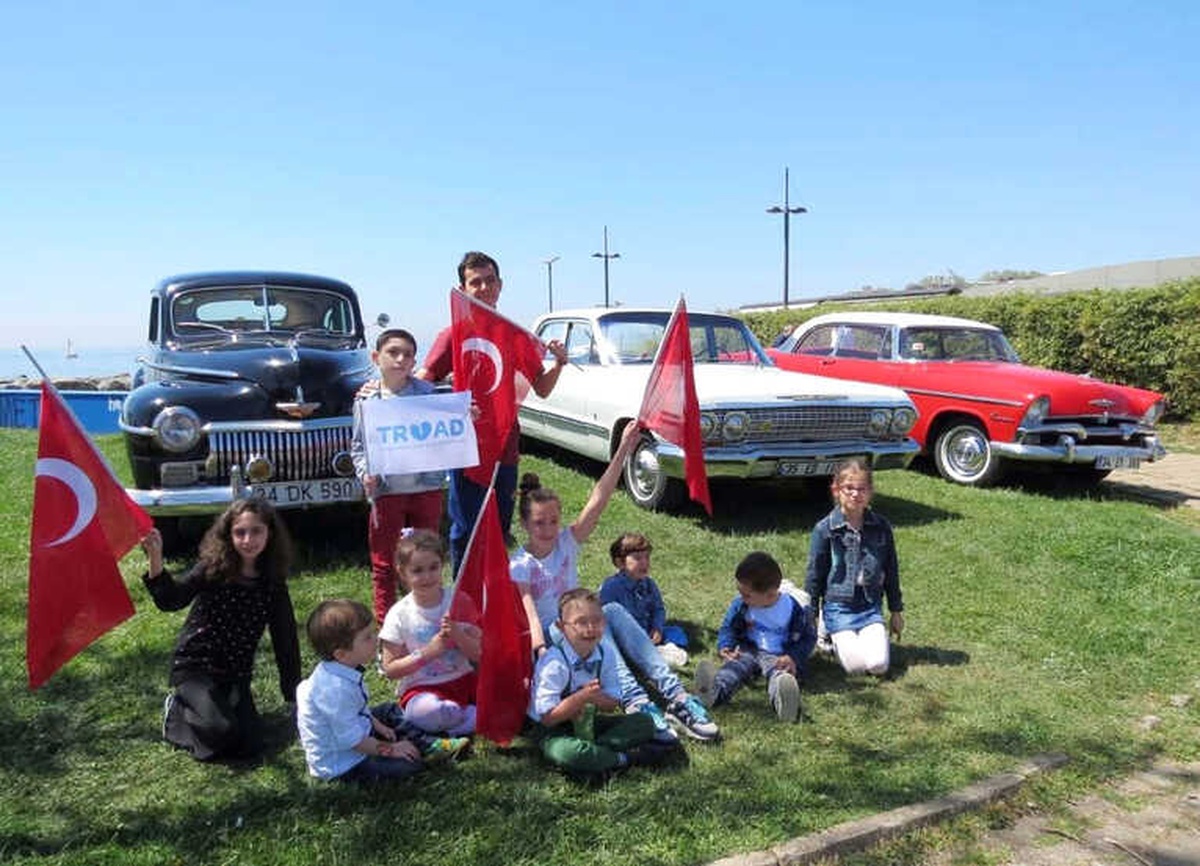 İstanbul Klasik Otomobilciler Derneği\'nden 23 Nisan Konvoyu