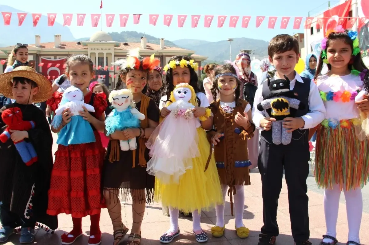 Manisalı Çocuklar Dünyanın Renklerine Büründü