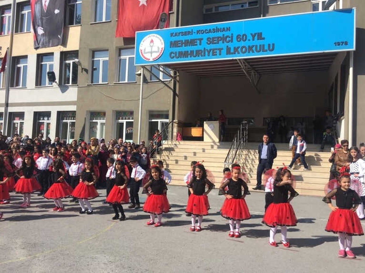 Mehmet Sepici 60. Yıl Cumhuriyet İlkokulu\'nda 23 Nisan Coşkusu