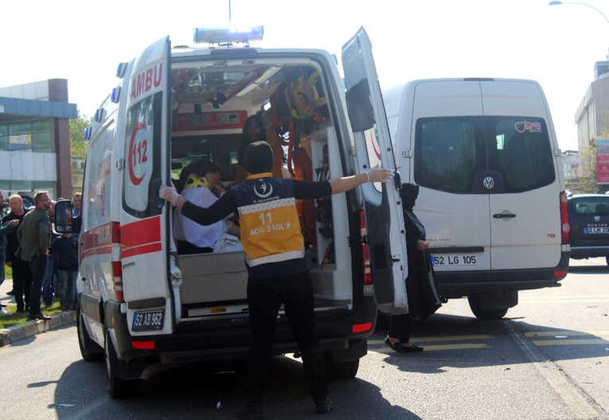 Minibüs Dolmuşa Çarptı: 13 Yaralı