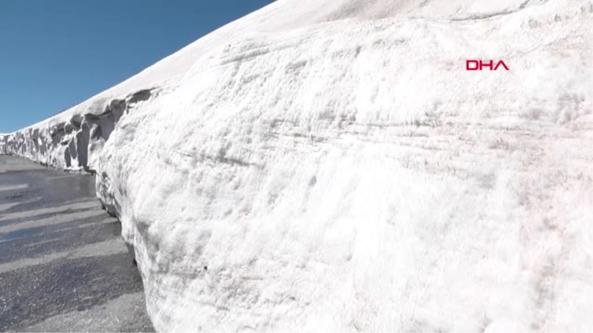 Muş-Nisan Sonunda Kurtik Dağı\'nda Kar Kalınlığı 2 Metre