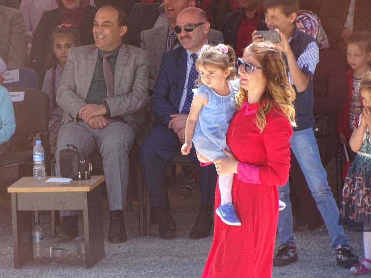 Öğretmen Kucağında Çocuğuyla Gösteri Yönetti