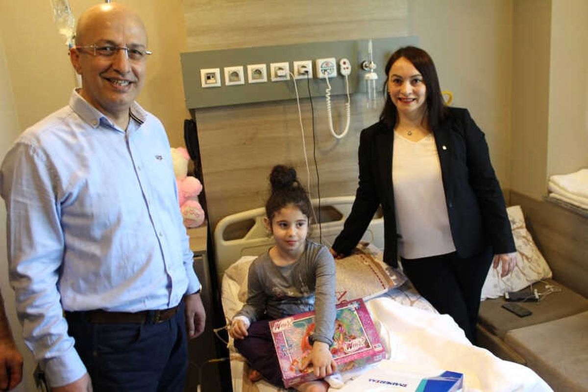 Özel İmperial Hastanesi\'nde Tedavi Gören Çocuklara 23 Nisan Hediyesi