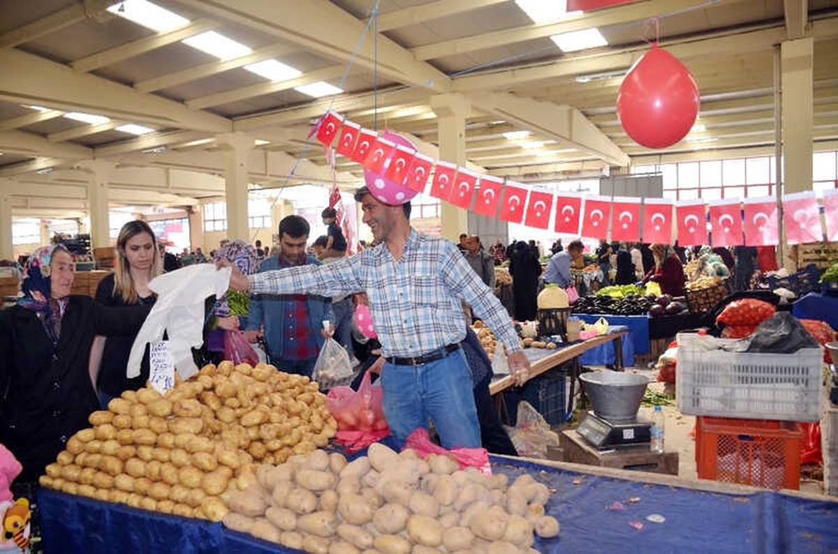 Patates Tezgahını 23 Nisan İçin Süsledi