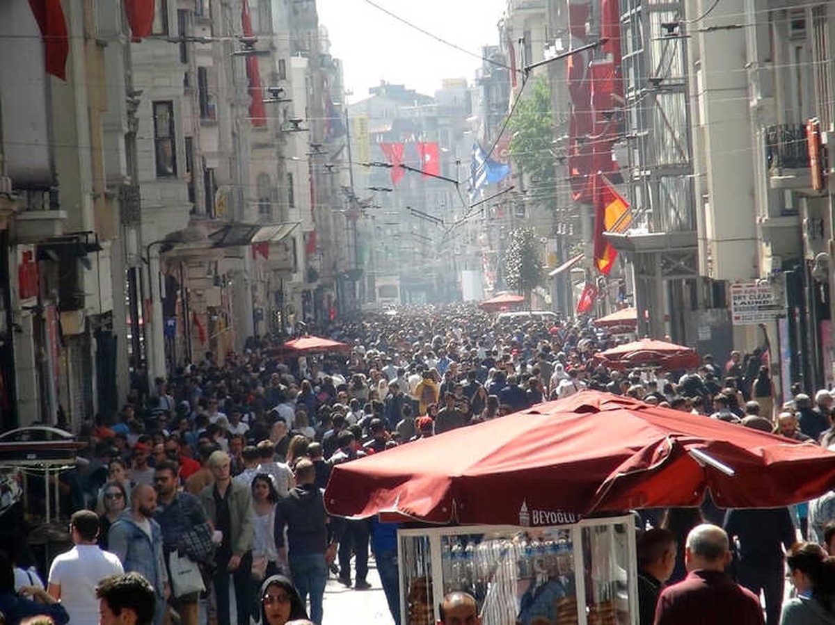 Sıcak Havayı Fırsat Bilenler Taksim\'e Akın Etti
