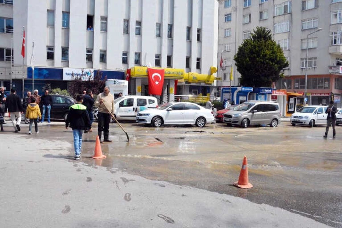 Sinop Meydanında Yol Çöktü